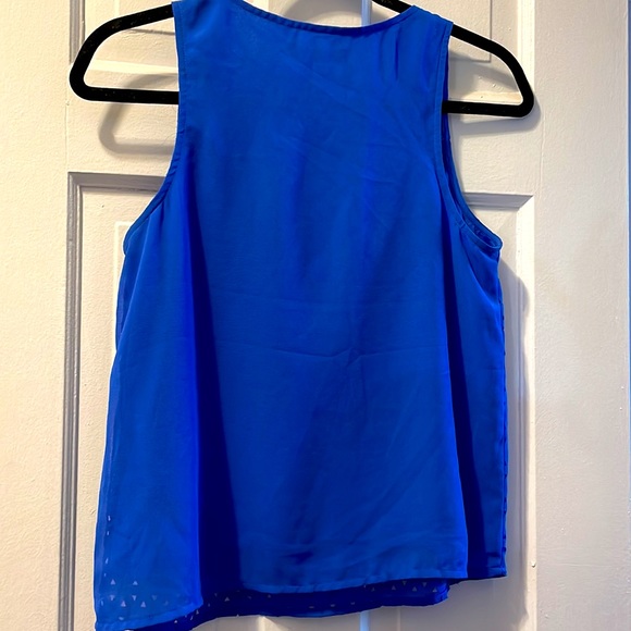 Banana Republic Lightweight sleeveless blouse. - Picture 2 of 4